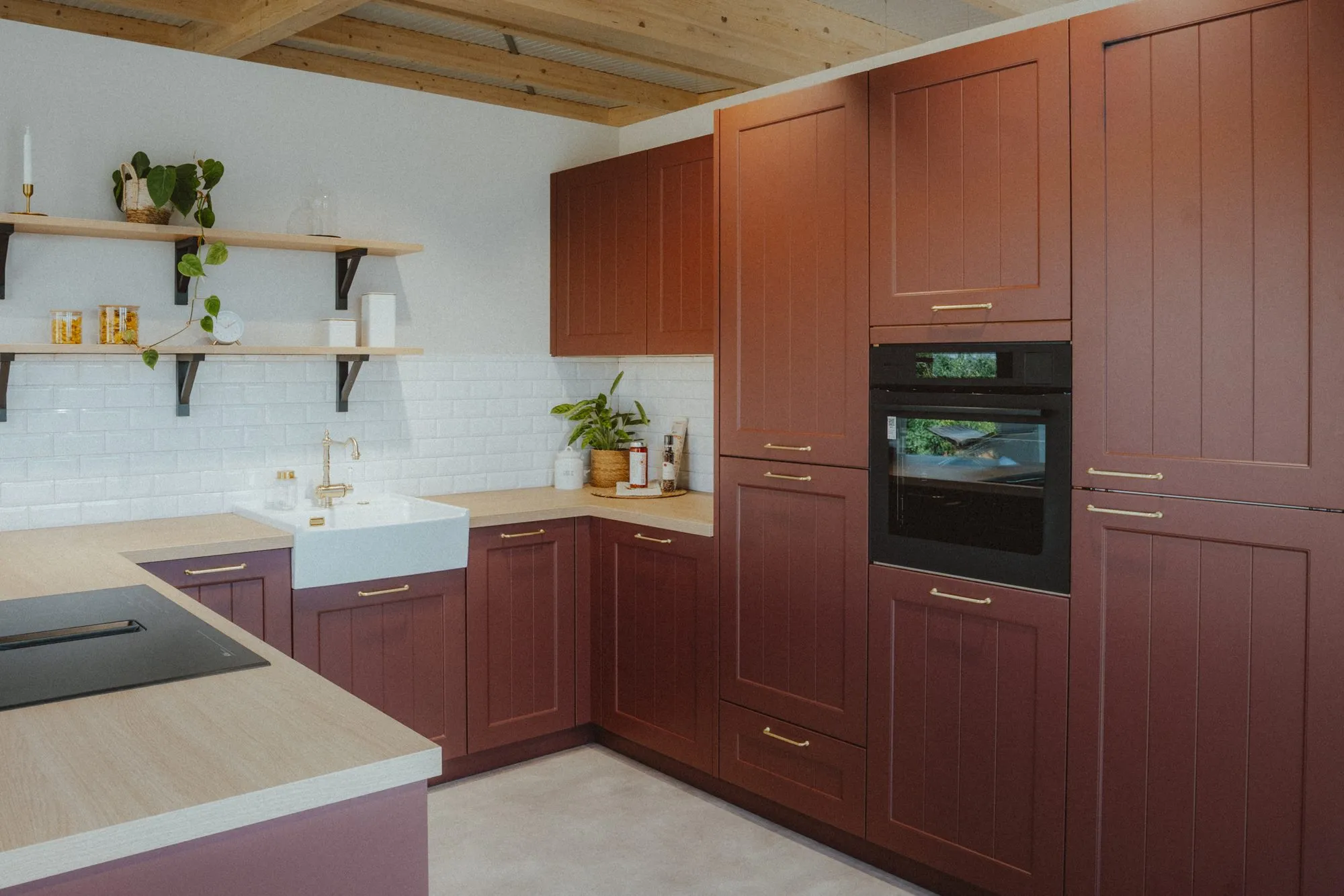 Die Küche von der Fensterseite, mit Backofen und Regalbrettern