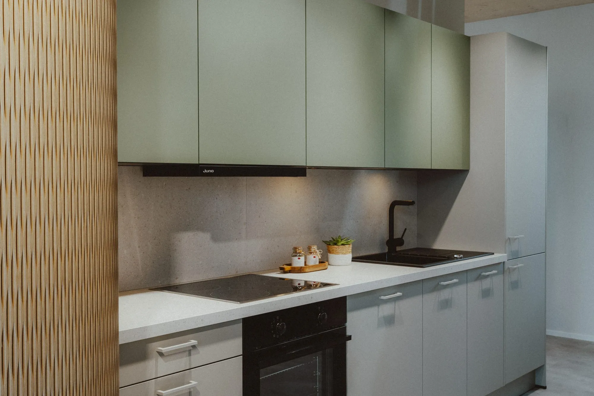 Arbeitsfläche mit Kochfeld und Backofen