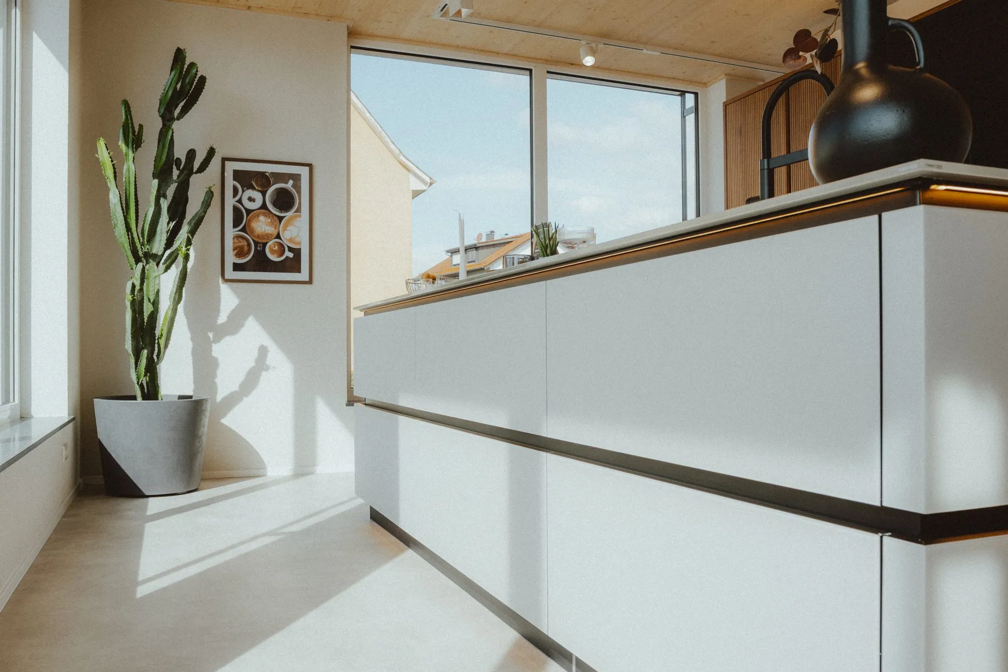 Zeile unter dem Fenster mit schwarzer Pendelleuchte