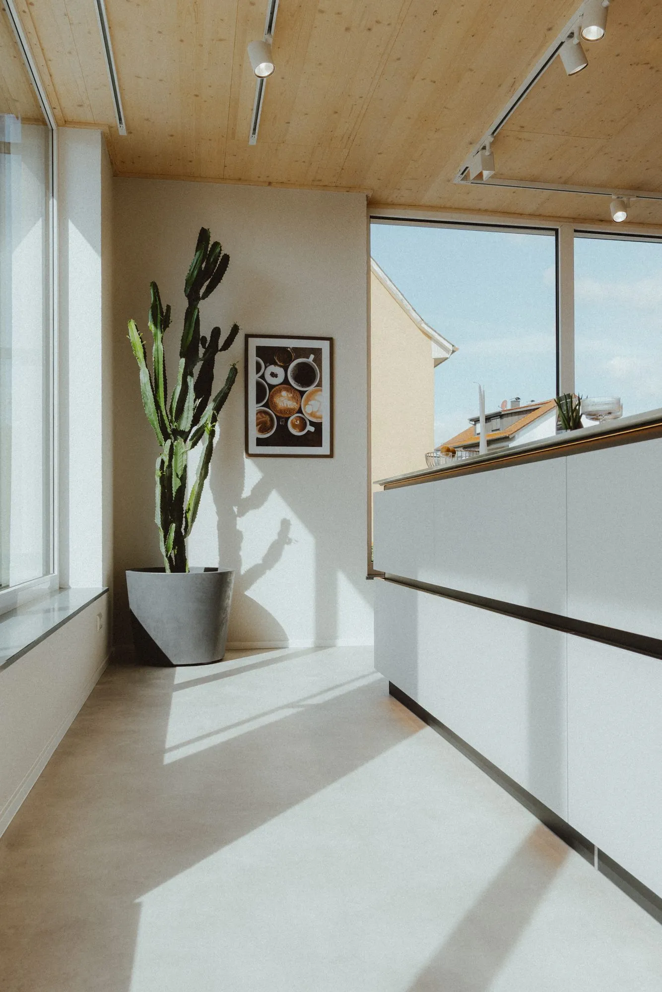 Arbeitsfläche unter dem Fenster, seitlich gesehen
