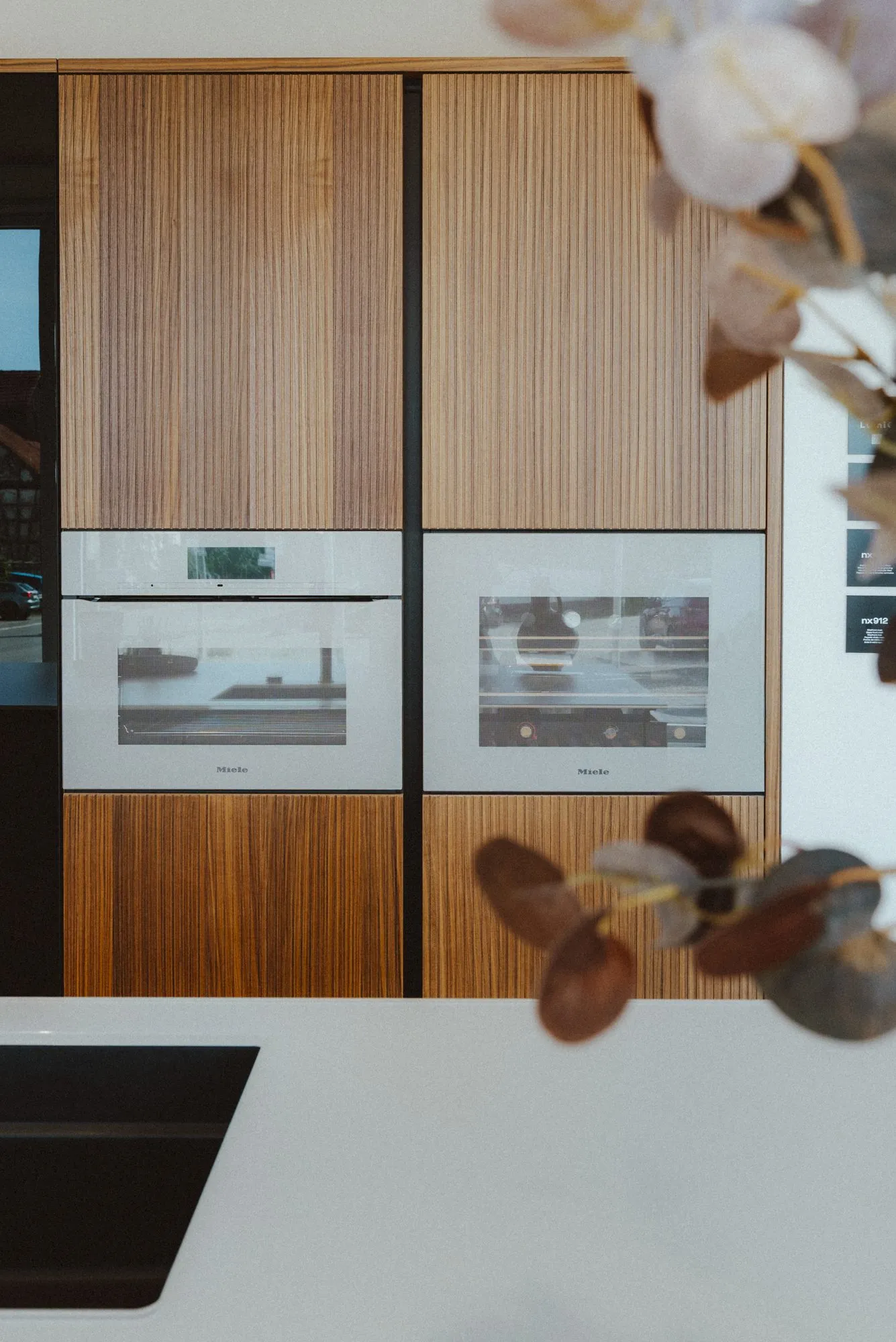 Hochschrankblock in Nussbaum mit zwei eingebauten Backöfen