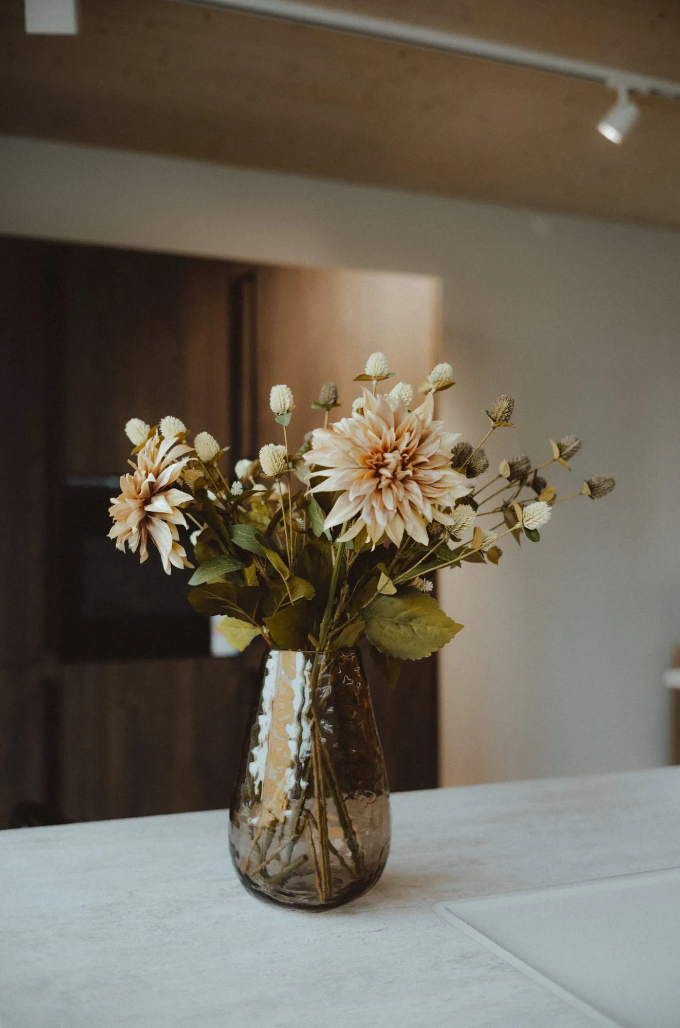 Vase auf der Arbeitsplatte in Travertinoptik