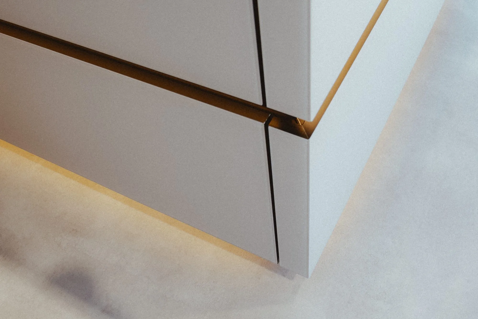 Detail der grifflosen Fuge mit eingelegtem Lichtband