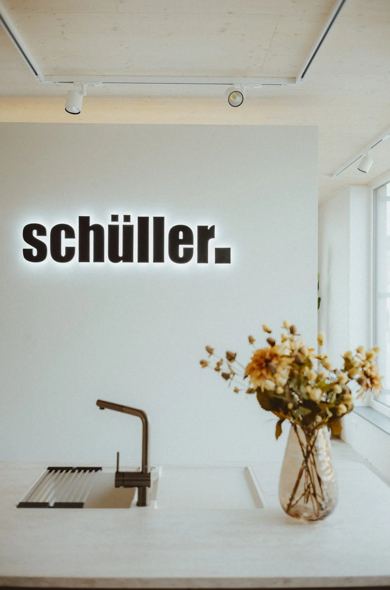 Spülbereich vor der Wand mit Herstellerschriftzug