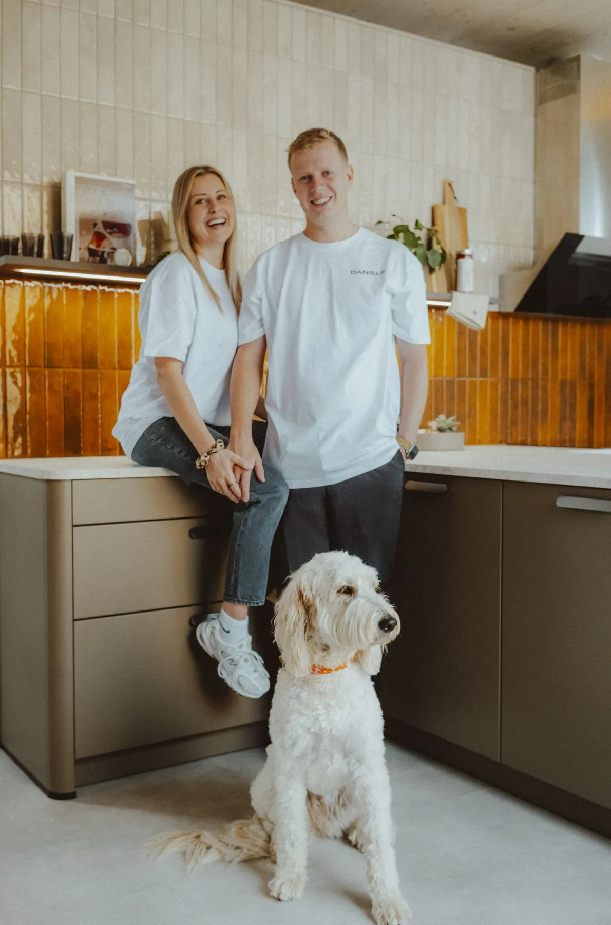 Daniel Bezikofer mit seiner Partnerin und dem Studiohund in der Ausstellung