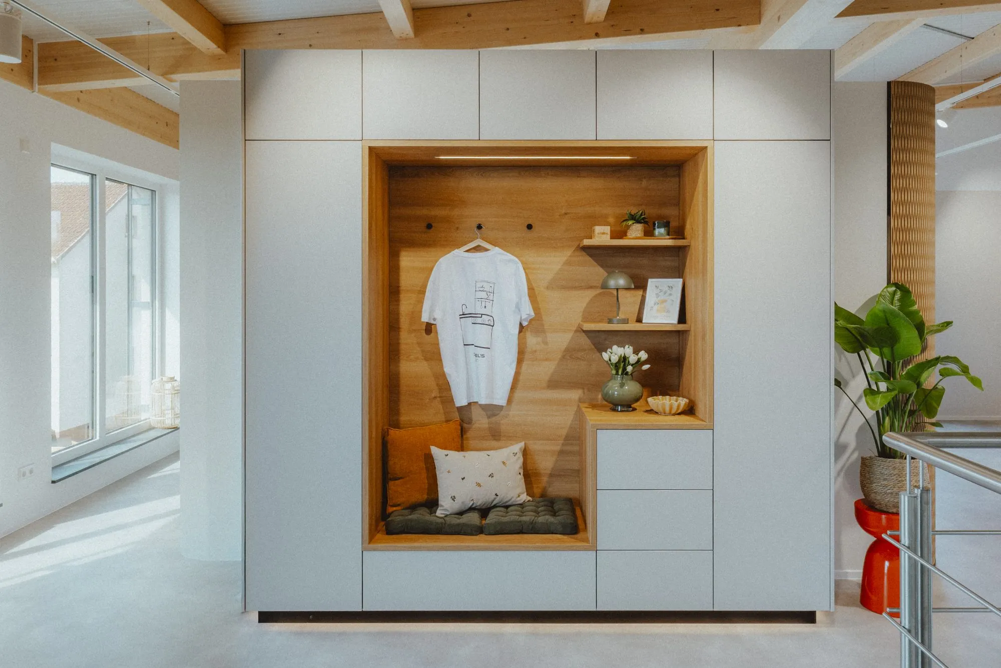 Garderobe mit Fronten in Polymerglas ecru und Aurora Eiche