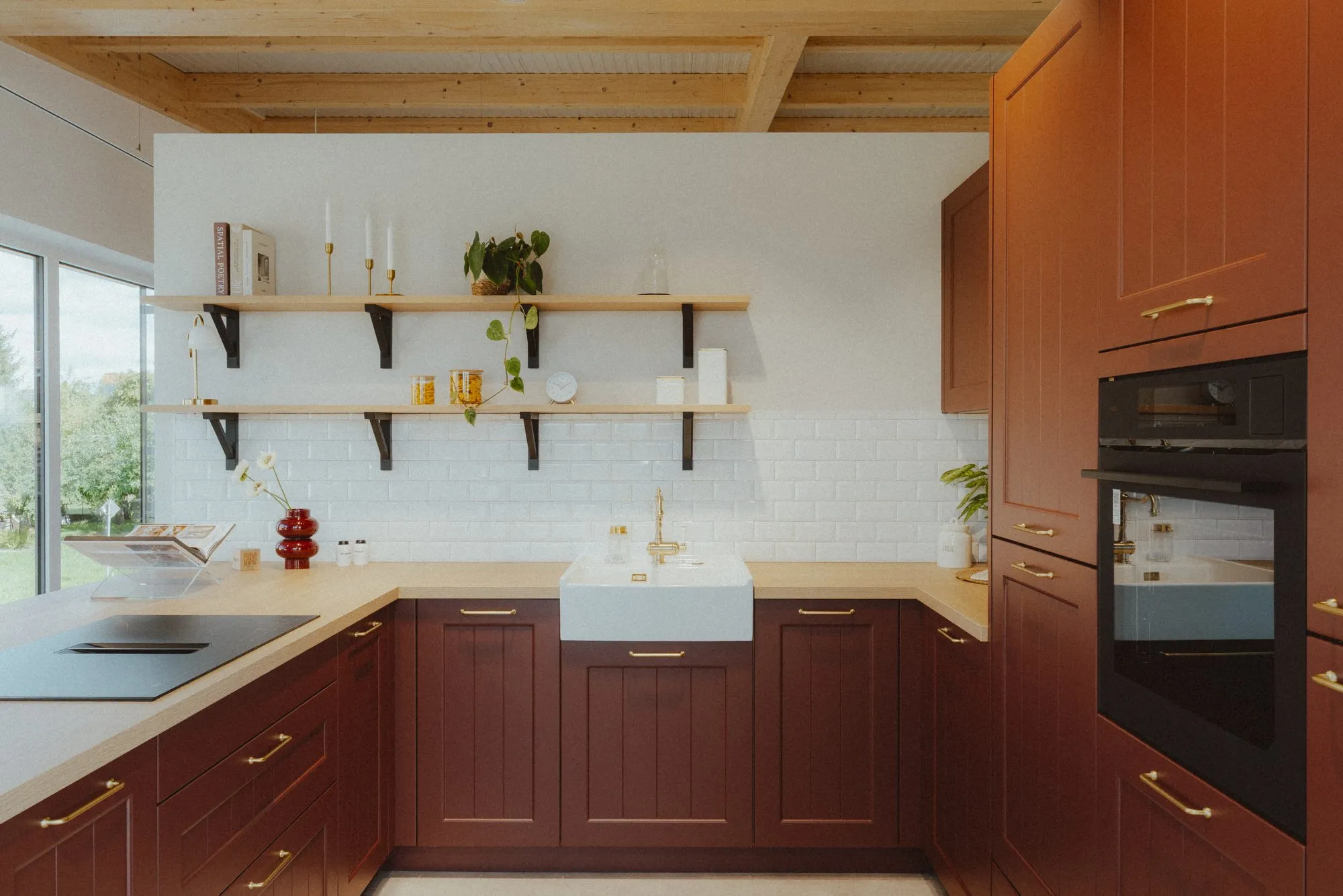 Landhausküche in Indischrot mit Landhausspüle und offenen Regalen